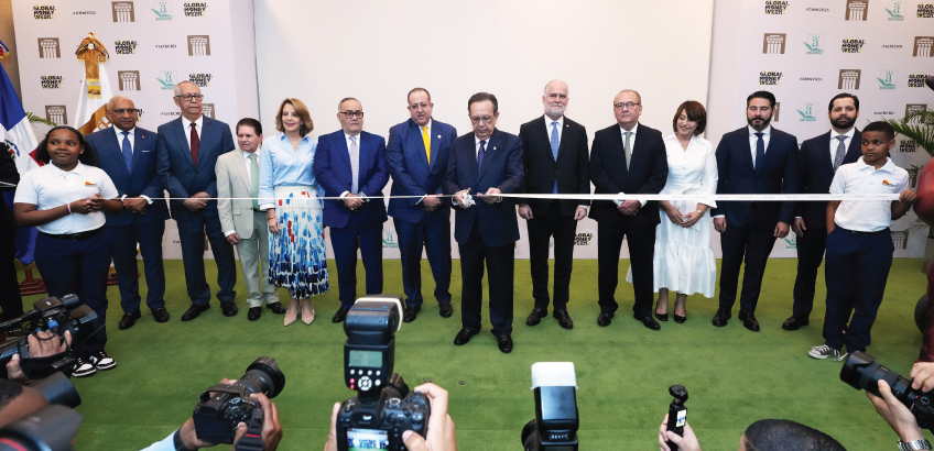 El gobernador Valdez Albizu, en compañía de funcionarios y niños realiza el corte de cinta inaugural de la 12ª. Semana Económica y Financiera 2026