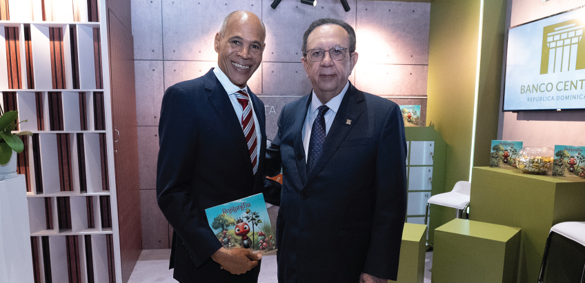 Eloy Pérez Báez autor de la obra “Rojilandia”, junto al gobernador del BCRD, Héctor Valdez Albizu