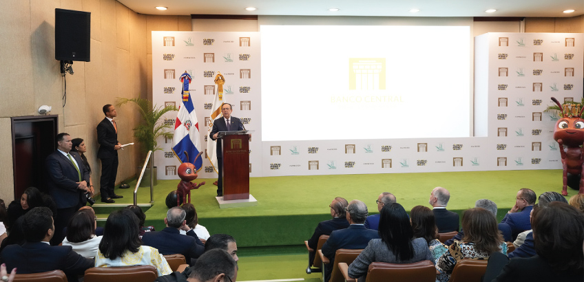 Valdez Albizu se dirige al público presente en el acto de inauguración de la 12ª. Semana Económica y Financiera 2026